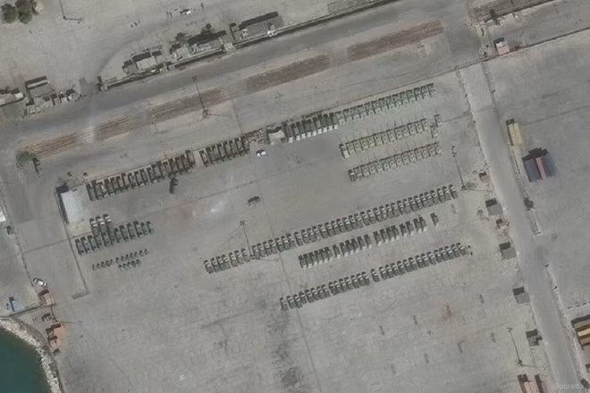 Tấm ảnh vệ tinh mới nhất cho thấy số phương tiện tác chiến mà Nga vừa chuyển giao cho Syria đã được tập kết trên bến cảng Tartus với số lượng rất lớn