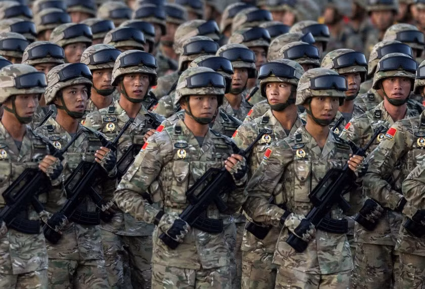 Ngược lại, ở từng vùng tác chiến quân phục của lính Mỹ cũng sẽ khác nhau, ví dụ như ở Trung Đông không chỉ quân phục mà cả màu của phương tiện sẽ được Mỹ sơn màu vàng sa mạc, ở Nhật Bản lại có màu xanh của rừng rậm, châu Âu lại có màu thẫm của rừng lá kim,... Nguồn ảnh: QQ.