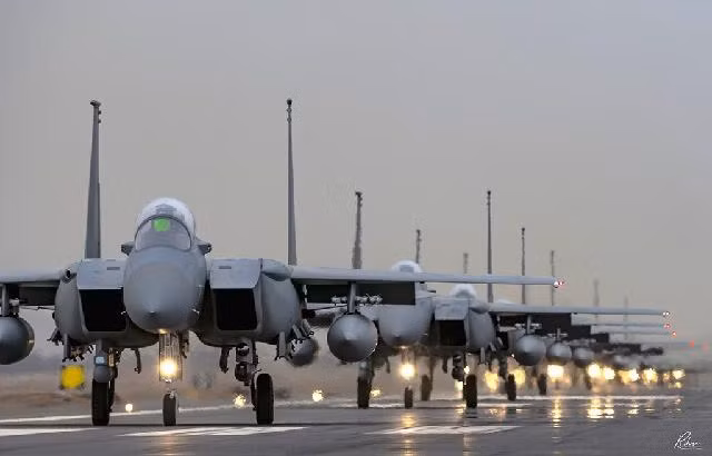 Chiến đấu cơ hạng nặng F-15 của Mỹ trong một màn "Voi đi bộ". Nguồn ảnh: USAF.