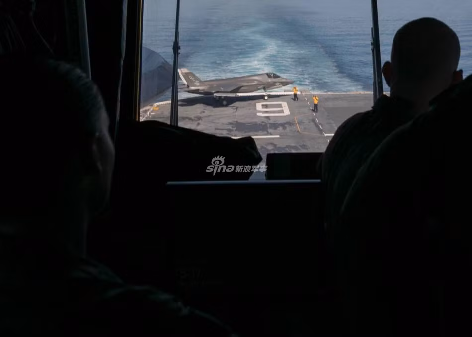 Về mặt lý thuyết, mỗi tàu đổ bộ tấn công sẽ mang theo được 12 máy bay MV-22B Osprey cùng với 6 máy bay chiến đấu F-35B, 4 máy bay trực thăng CH-53K và 7 trực thăng AH-1Z hoặc UH-1Y. Nguồn ảnh: Sina.