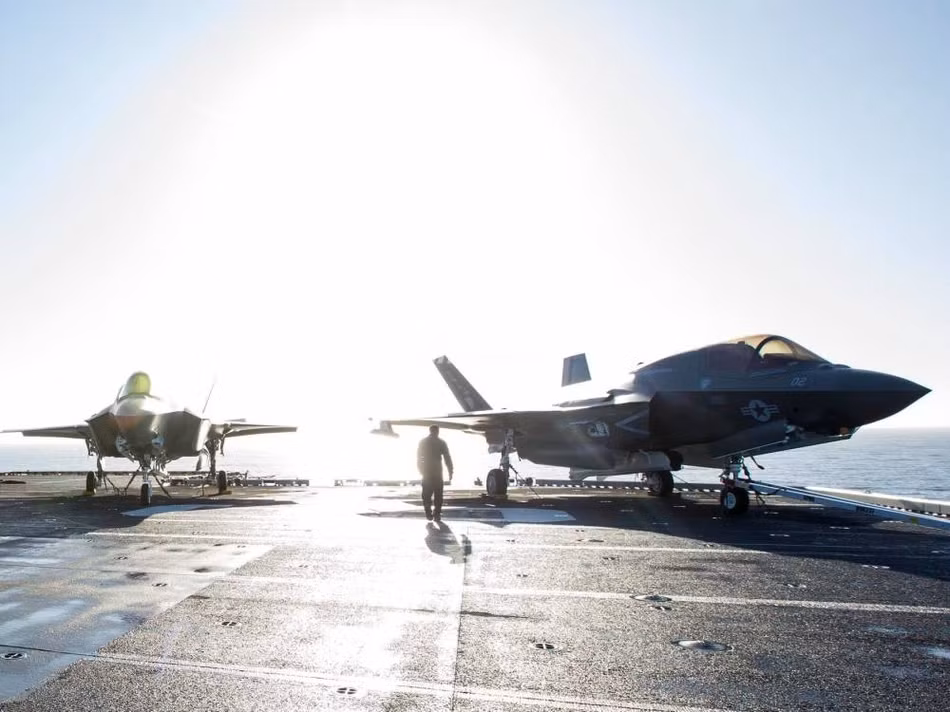Việc tiêm kích F-35B có khả năng STOVL cho phép các chiến đấu cơ này cất - hạ cánh và hoạt động tốt trên tàu đổ bộ tấn công với đường băng ngắn và không có hệ thống hỗ trợ cất cánh. Nguồn ảnh: Sina.