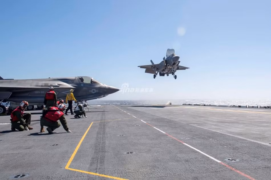 Tổng cộng tàu USS America được trang bị 13 chiến đấu cơ F-35B - số lượng F-35B này đủ để biến tàu đổ bộ tấn công này trở thành một tàu sân bay hạng nhẹ. Nguồn ảnh: Sina.