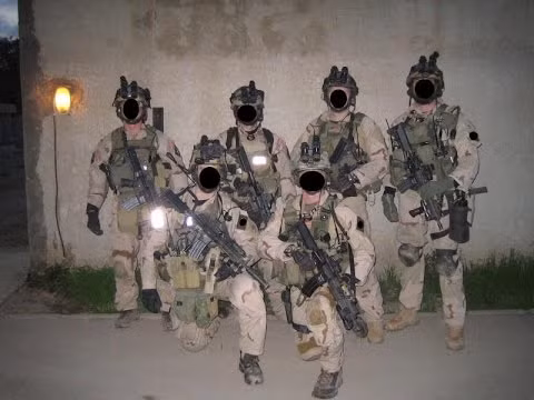 Trong quá trình huấn luyện, lực lượng Delta Force được học những kỹ năng đặc biệt, phục vụ cho các nhiệm vụ xâm nhập, thu thập tin tình báo hoặc bắt cóc. Nhiều kỹ năng của Delta Force được huấn luyện trực tiếp bởi CIA hay SOG. Nguồn ảnh: Pinterest.