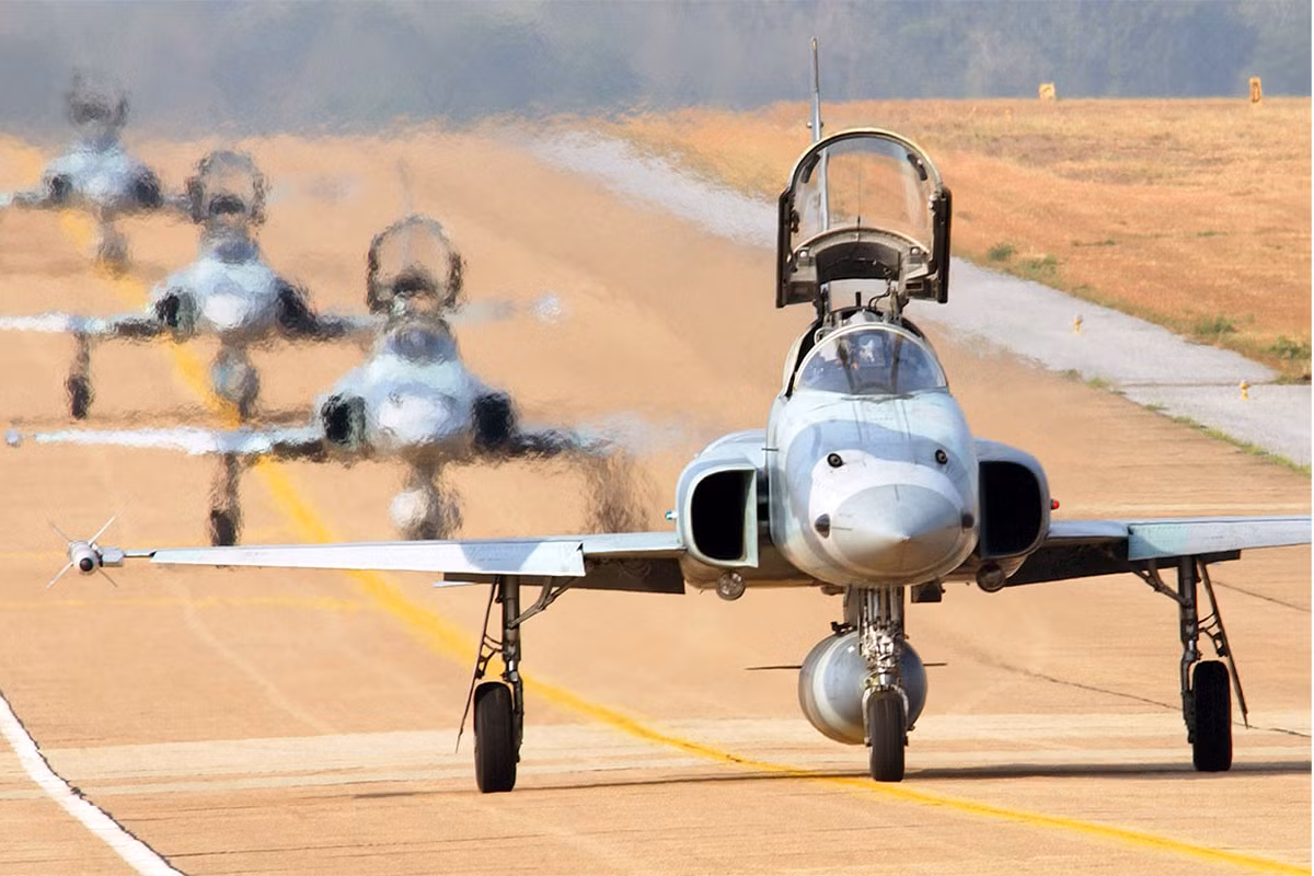 Ngoài ra, trong quá khứ Mỹ từng bán một số lượng lớn tiêm kích F-5E cho phía Iran và tới nay, Iran vẫn tiếp tục sử dụng loại tiêm kích này trong biên chế. Thậm chí Không quân Hồi giáo của quốc gia này còn tự sao chép F-5E của Mỹ để cho ra đời loại máy bay nội địa mang tên Azarakhsh và Sa'eqeh. Nguồn ảnh: Pinterest.