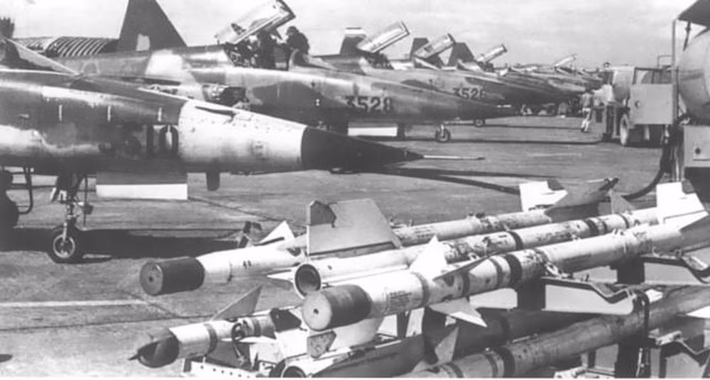 Bằng chứng là trong cuộc chiến bảo vệ biên giới Tây Nam, MiG-21 cùng với chiến đấu cơ F-5 đã tung ra những đòn đánh cực kỳ hiểm hóc, khiến đối phương không thể chống đỡ nổi, chia lửa cho Lục quân giúp chúng ta đi tới thắng lợi nhanh chóng. Nguồn ảnh: TL.