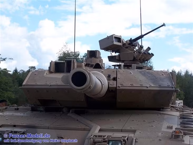 Rheinmetall đánh giá, Leopard 2A7+ là một trong những chiếc xe tăng chủ lực tốt nhất thế giới hiện tại. Điểm cải tiến lớn nhất của Leopard 2A7+ so với Leopard 2A6 là ở khả năng bảo vệ. Leopard 2A7+ được tăng cường thêm giáp bị động, có thể bảo vệ 360° trước các loại tên lửa chống tăng lẫn đạn RPG, giáp bảo vệ hai bên thành xe cũng là loại mới.