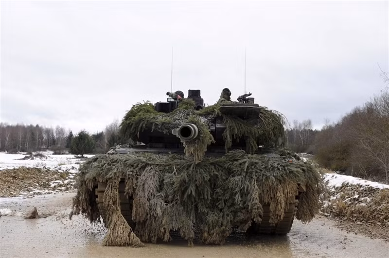 Những chiếc xe tăng Leopard 2A7+ thuộc chương trình nâng cấp sâu được thực hiện theo hợp đồng giữa Bộ Quốc phòng Đức và nhà thầu Rheinmetall. Tổng giá trị của hợp đồng lên tới gần 900 triệu USD. Theo yếu cầu, phiên bản Leopard 2A7+ được nâng cấp để có thể hoạt động trong tác chiến đô thị, các cuộc xung đột cường độ cao lẫn thấp trong chiến tranh quy mô lớn.