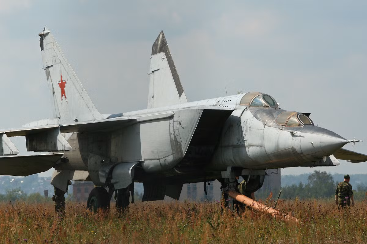Tới năm 1975, bí mật của MiG-25 bị phá vỡ khi một phi công Liên Xô bay nguyên một chiếc MiG-25 sang... Nhật Bản để xin tị nạn chính trị. Mỹ đã ngay lập tức mổ tung chiếc chiến đấu cơ này và tìm ra bí mật của tiêm kích nhanh nhất thế giới. Nguồn ảnh: Sina.