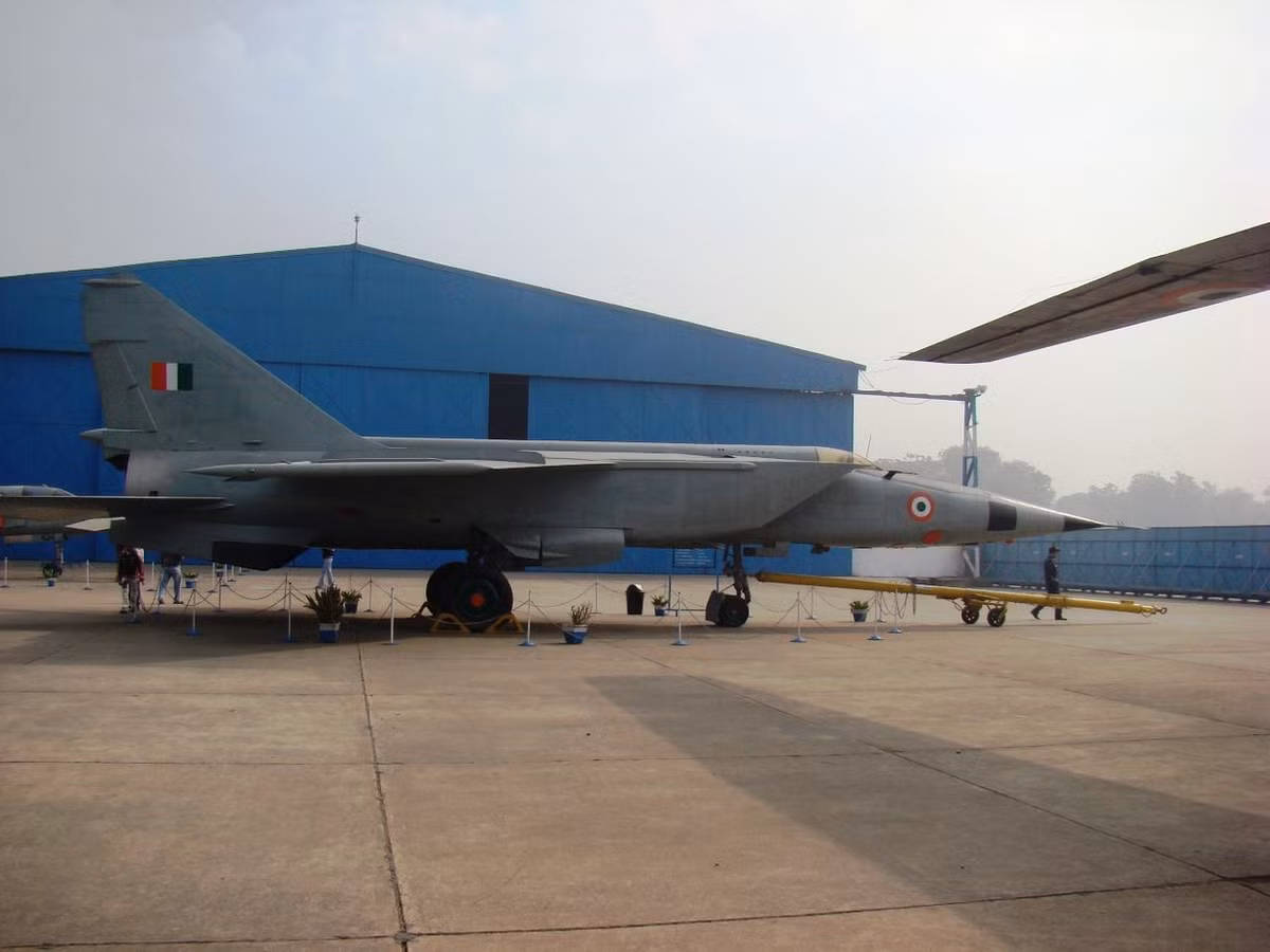 Sau khi chán thử nghiệm tốc độ của máy bay MiG-25, người ta lại quay ra thử nghiệm khả năng bay cao của chiếc chiến đấu cơ này. Thậm chí hẳn một phiên bản MiG-25 đặc biệt đã được ra đời, tối ưu hoá khả năng leo cao của nó và đưa chiếc tiêm kích này lên độ cao... 37,5 km - cao hơn độ cao của mọi loại tiêm kích hiện đại ngày nay có thể với tới. Nguồn ảnh: Sina.