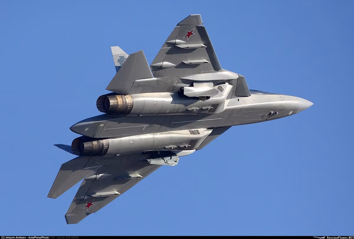 Điểm nổi bật duy nhất của tiêm kích Su-57 đó là nó có khả năng cơ động tốt - tuy nhiên để có được khả năng cơ động trên không cực kỳ táo bạo này, Su-57 đã phải đánh đổi rất nhiều thứ. Nguồn ảnh: QQ.