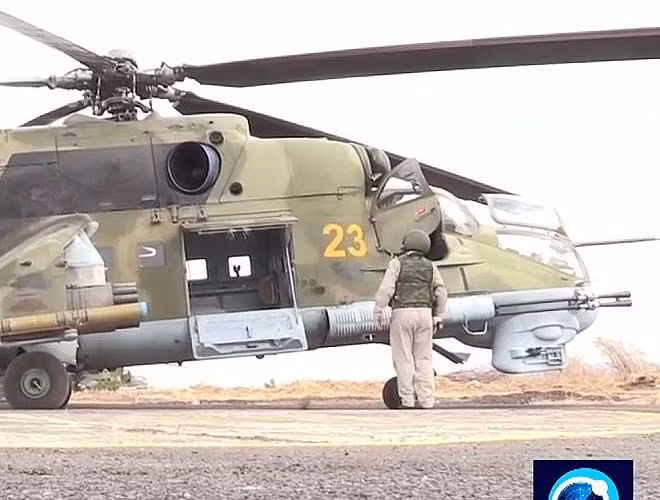 Trong hình là cửa khoang chở quân của trực thăng Mi-24 đang được mở ra. Những chiếc Mi-24 có khả năng chở được 8 lính có vũ trang hoặc 4 cáng cứu thương, hay 2,4 tấn hàng hóa.