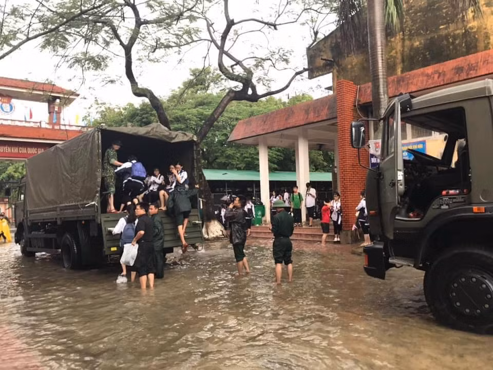 Cụ thể, đó là loại xe tải quân dụng KAMAZ 43253 4x2. Đây là loại xe được chúng ta nhập khẩu nguyên chiếc từ Nga và có hệ thống dẫn động 4x2. Nguồn ảnh: Nguyễn Hùng Dũng.