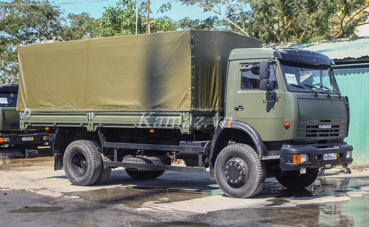 Xe có tự trọng gần 7 tấn, tải trọng được phép tham gia giao thông tối đa 7,5 tấn, tổng trọng lượng xe và hàng hoá theo khuyến cáo của nhà sản xuất không quá 15 tấn. Nguồn ảnh: KAMAZvietnam.