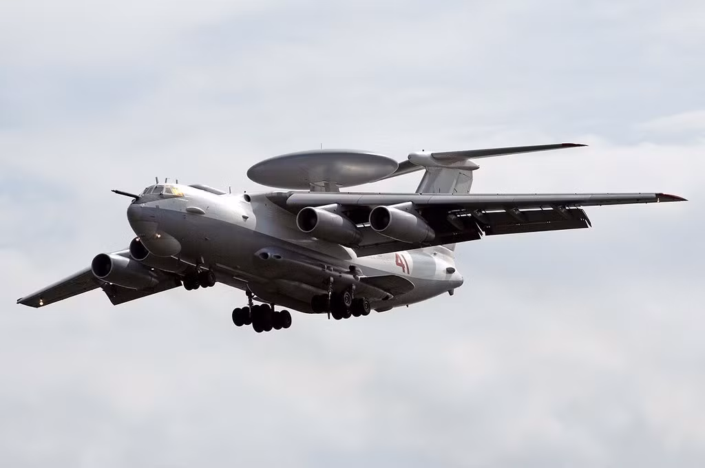 Máy bay được trang bị 4 động cơ Aviadvigatel PS-90A giúp đạt tốc độ lên đến 800 km/h và tầm hoạt động 7.500 km.