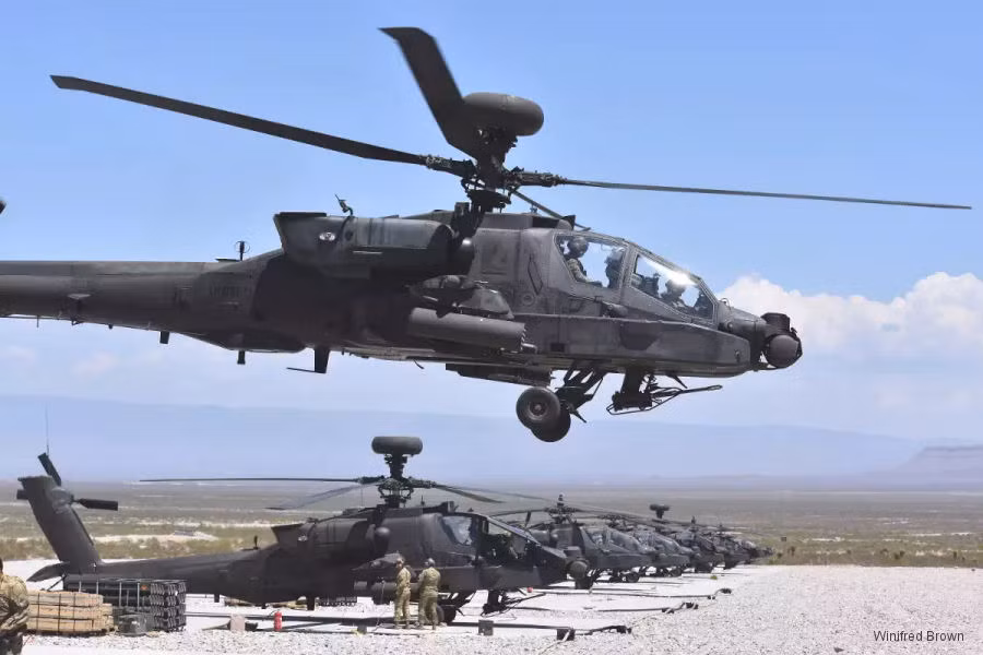 Hiện tại, loại trực thăng tấn công chủ lực trong biên chế của quân đội Mỹ là Apache AH-64. Loại trực thăng này không những được sử dụng bởi Mỹ mà còn được sử dụng bởi quân đội nhiều nước trên thế giới. Nguồn ảnh: Brown.
