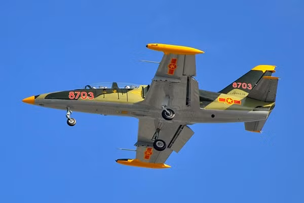 Đây không phải là loại máy bay huấn luyện siêu âm, L-39 có tốc độ tối đa chỉ 750 km/h và kể cả khi bổ nhào, tốc độ cao nhất mà khung máy bay L-39 chịu được chỉ là 980 km/h nghĩa là Mach 0,8. Vượt quá tốc độ này, khung thân của L-39 sẽ hư hỏng nặng hoặc máy bay sẽ tự vỡ vụn trên không. Nguồn ảnh: Jetphoto.