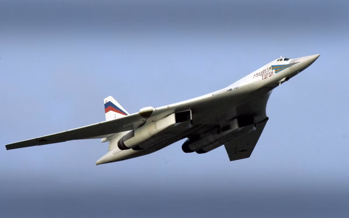 Không thể không nhắc tới "Thiên Nga Đen" Tu-160 - một loại máy bay ném bom chiến lược tầm xa với thiết kế cánh cụp cánh xoè, ra đời làm đối trọng của B-1 Lancer do Mỹ sản xuất. Nguồn ảnh: NI.