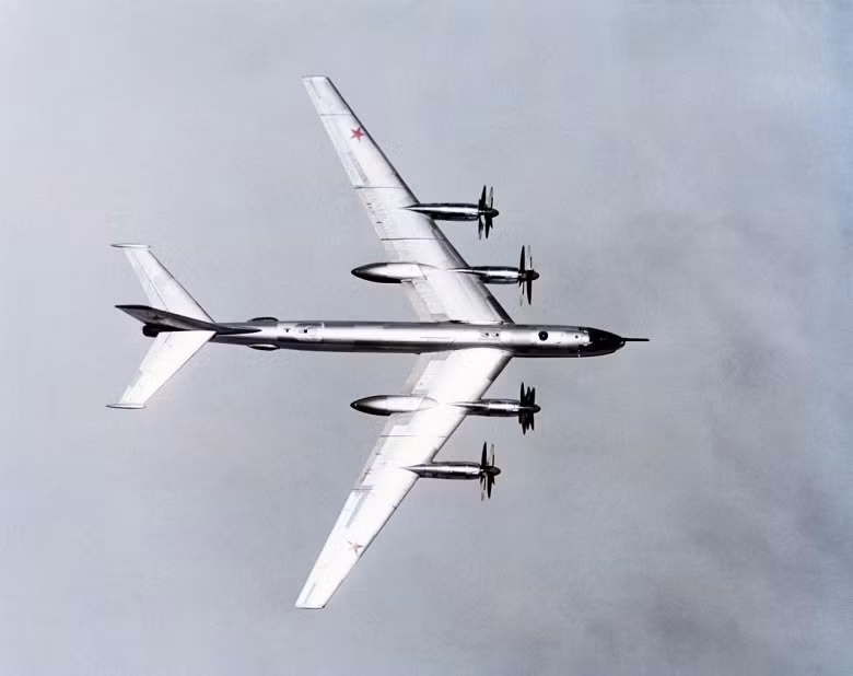 Đây là loại máy bay ném bom chiến lược tầm xa, được Liên Xô cho ra đời từ năm 1950 và có khả năng mang theo tối đa 24 tấn bom bay xa khoảng cách tối đa 9000 km. Nguồn ảnh: NI.