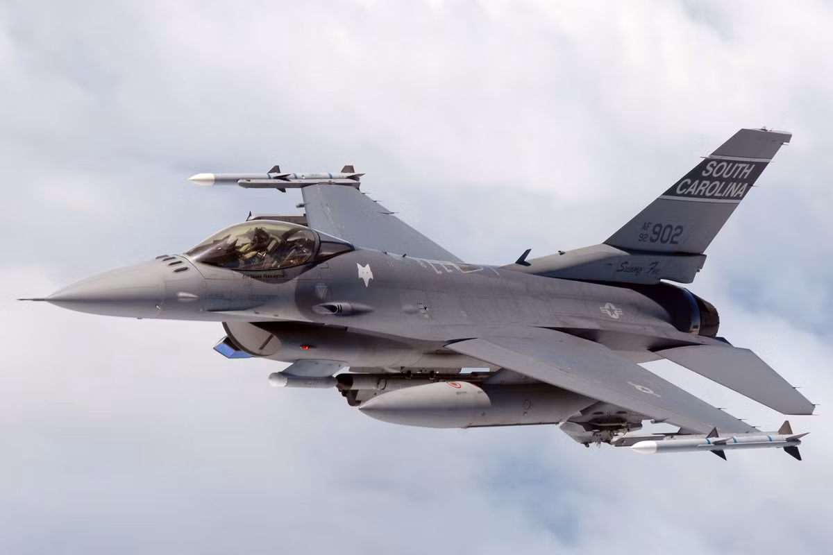 Mặc dù liệt kê ra khá nhiều bất lợi của Việt Nam trong việc sở hữu F-16 trong tương lai, tuy nhiên sự thật thì Việt Nam hoàn toàn có khả năng để trang bị loại chiến đấu cơ này trong biên chế của mình, vấn đề là chúng ta có muốn hay không. Nguồn ảnh: Pinterest.