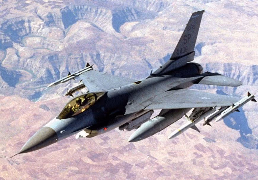 Mặc dù việc chúng ta tiếp cận được với chiến đấu cơ F-16 là điều khá khó khăn vì đây là một loại vũ khí sát thương khá nguy hiểm, tuy nhiên có thể khẳng định rằng, chúng ta hoàn toàn có thể mua và sở hữu loại chiến đấu cơ này trong tương lai nếu "vận động hành lang" tốt với Mỹ. Nguồn ảnh: Pinterest.
