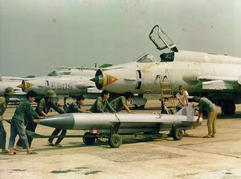 Loại tên lửa có tầm bắn xa nhất trong biên chế của Không quân Việt Nam hiện tại là Kh-28 hay còn có tên gọi NATO là AS-9 Kyle. Đây là loại tên lửa bức xạ nhiệt có cơ cấu phóng từ trên không. Nguồn ảnh: TL.