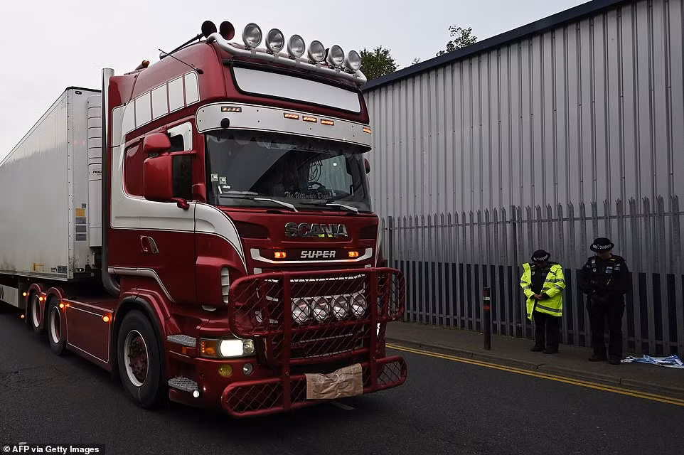 Cảnh sát Anh vừa bắt giữ một người đàn ông gốc Bắc Ireland vì tình nghi ngộ sát và âm mưu buôn lậu người nhập cư. Tuy nhiên không rõ người đàn ông này có liên quan trực tiếp tới vụ việc 39 người thiệt mạng trong xe tải đông lạnh này hay không. Nguồn ảnh: Dailymail.