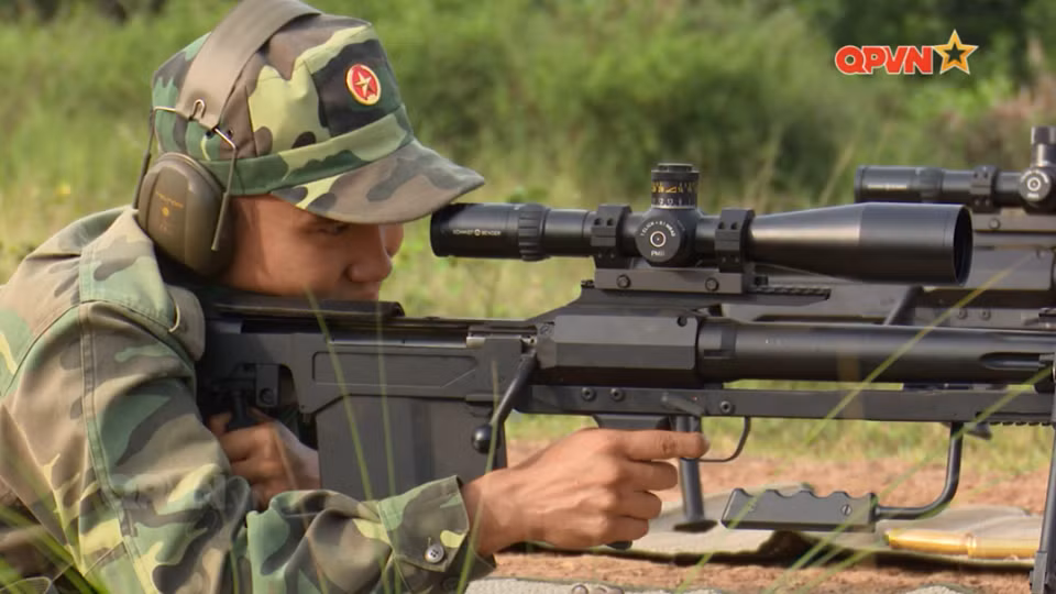 Có tên gọi WKW Wilk hoặc WKW Tor, khẩu súng bắn tỉa công phá này do Ba Lan thiết kế, sử dụng cỡ đạn công phá chuẩn NATO cỡ 12,7x99mm. Kênh Truyền hình Quốc phòng vừa phát sóng phóng sự ghi lại hoạt động huấn luyện tác chiến tại Trung đoàn Gia Định trực thuộc Bộ tư lệnh TP Hồ Chí Minh trong đó có hình ảnh các chiến sĩ sử dụng khẩu súng đặc biệt này.