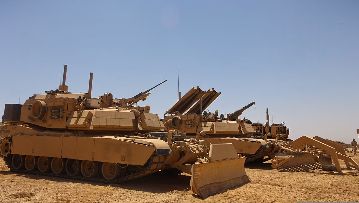 Xe tăng Mỹ vốn dĩ luôn nổi tiếng là nặng nề, cục mịch với đơn của là chiếc Abrams nặng tới gần 60 tấn. Tuy nhiên nếu so với lô cốt di động M1150 ABV, trọng lượng của Abrams vẫn là quá "mi nhon". Nguồn ảnh: Pinterest.