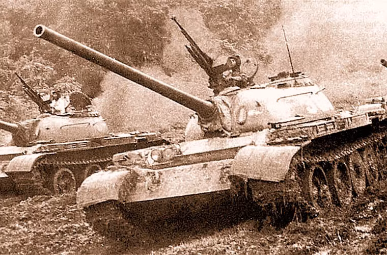 Mặc dù nhìn lướt qua, T-54 và T-55 giống y hệt nhau nhưng thực tế, chỉ cần để ý đôi chút cũng có thể phân biệt được các loại xe tăng này một cách dễ dàng qua vẻ bề ngoài của chúng. Nguồn ảnh: TL.