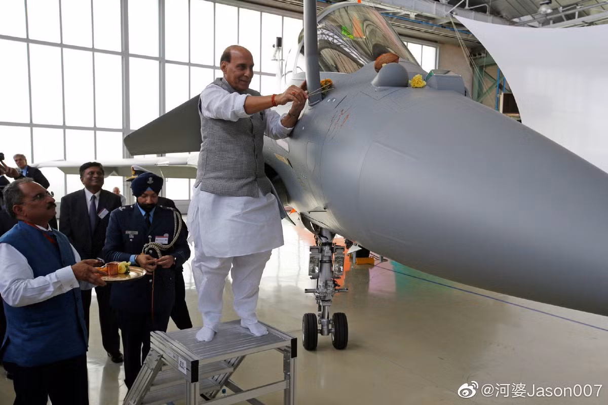 Buổi lễ cúng cho chiến đấu cơ Rafale vừa diễn ra ngay sau khi Ấn Độ nhận được tiêm kích có giá lên đến 200 triệu USD đầu tiên từ Pháp này. Nguồn ảnh: QQ.