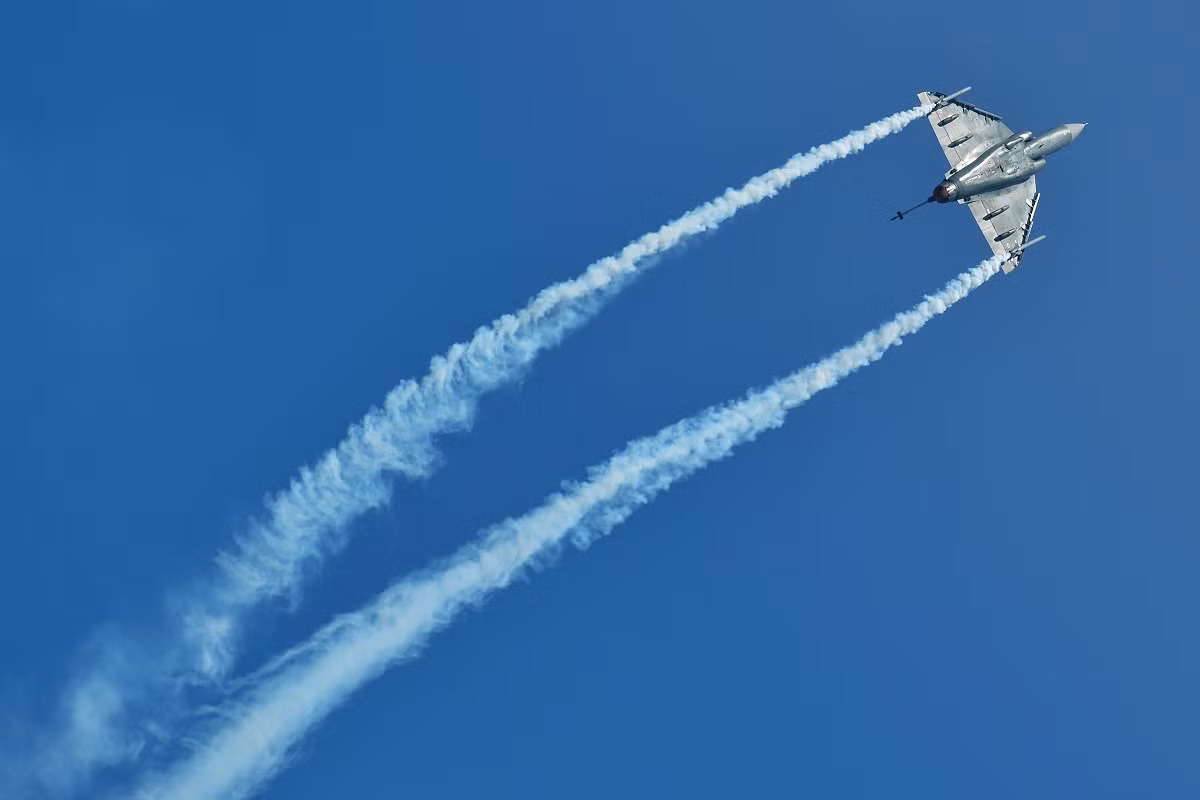 HAL Tejas là loại máy bay chiến đấu do Ấn Độ sản xuất từ năm 2001 nhưng tới nay mới chỉ được sản xuất 32 chiếc do có giá thành quá cao, lên tới 40 triệu USD cho mỗi chiếc. Nguồn ảnh: Livejounal.