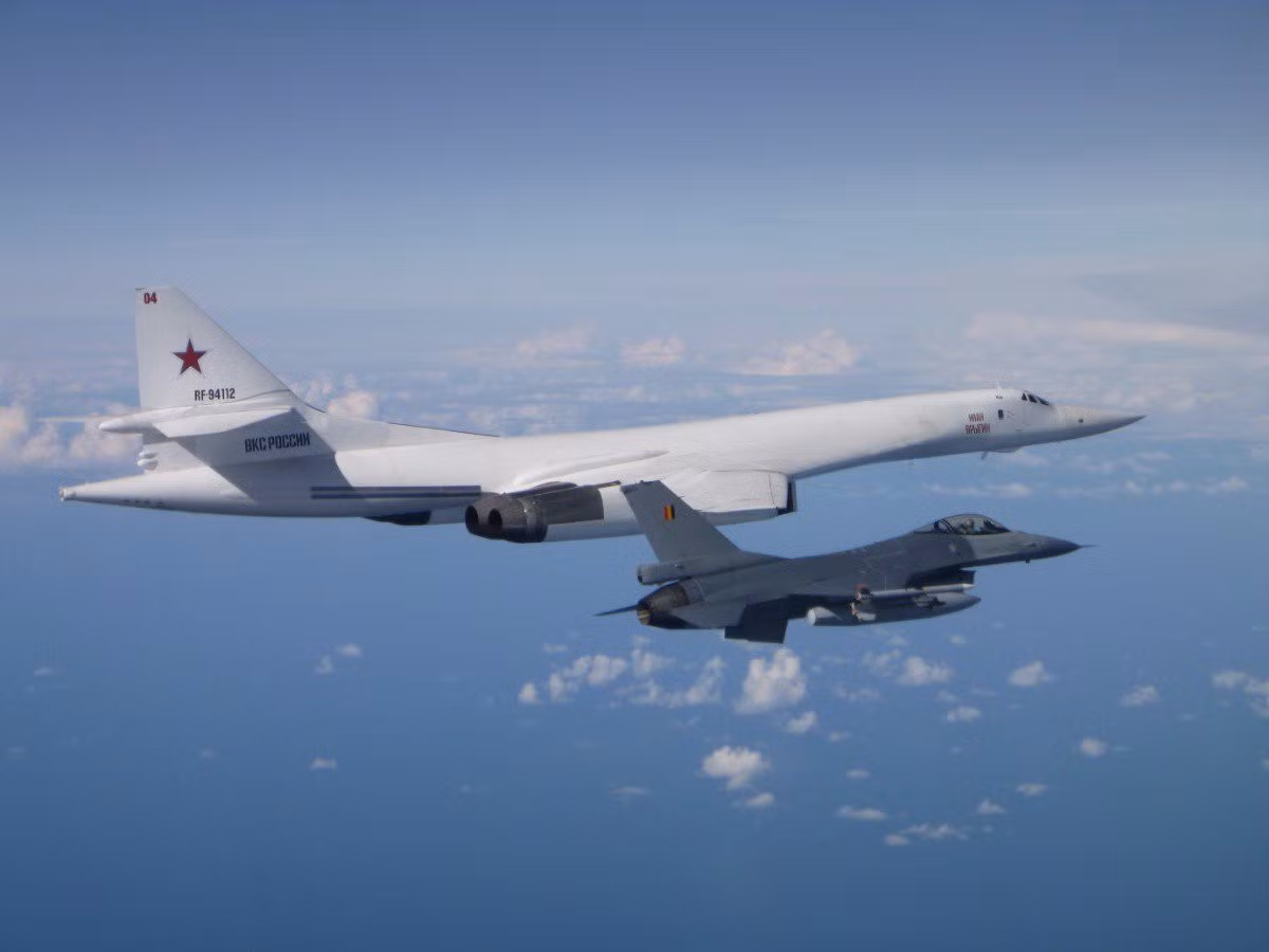 Trong sự kiện vừa qua, tiêm kích F-16 của không quân Bỉ được ghi nhận đã đánh chặn thành công máy bay Nga nhưng vẫn đảm bảo an toàn cũng như thể hiện năng lực của phương tiện chiến đấu.