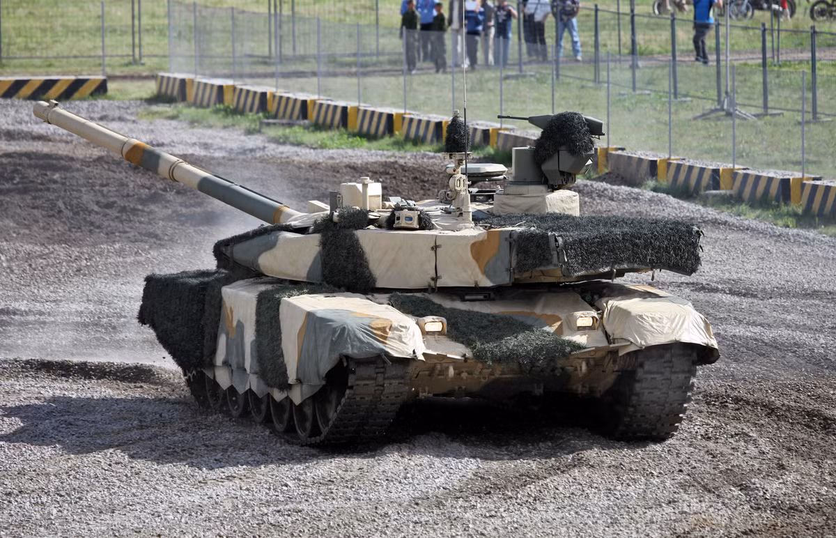 Theo nhiều nguồn tin, xe tăng T-90M hay còn có tên gọi khác là Đề án 188M là phiên bản cải tiến sâu từ xe tăng T-90A. Điểm khác biệt dễ nhận biết nhất của dòng T-90M đó là nó có tháp pháo với súng máy điều khiển từ xa. Nguồn ảnh: Rumil.