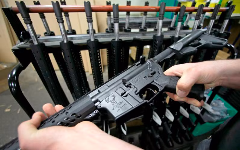 Giới chức Mỹ tin rằng, việc cấm bán AR-15 sẽ giúp hạn chế một loại vũ khí có thể bị lợi dụng để "giết người hàng loạt" và dù ít ỏi, việc này cũng sẽ đóng góp một phần nào đó trong nỗ lực giảm thiểu các vụ xả súng và hạn chế số lượng nạn nhân xấu số trong các vụ việc này. Nguồn ảnh: BI.