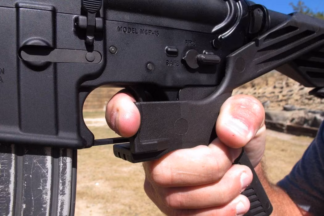 AR-15 là một dạng súng trường tấn công (hoặc tiểu liên cực nhanh tuỳ từng khái niệm) bắt đầu được Mỹ phát triển từ những năm 50 của thế kỷ trước và sớm trở thành một trong những khẩu súng trường tấn công tự động đầu tiên của quân đội Mỹ. Nguồn ảnh: BI.