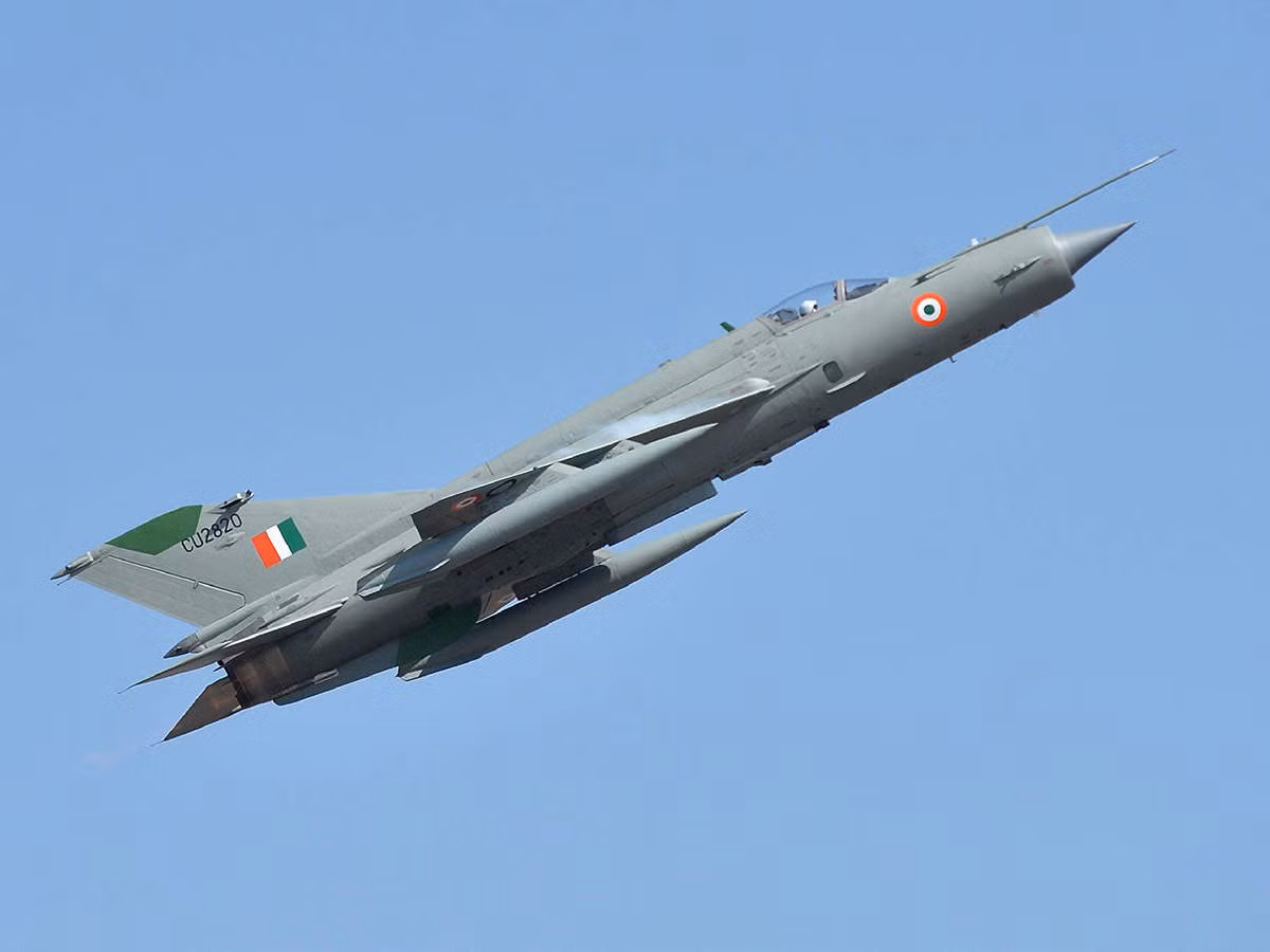 Bản thân Không quân Ấn Độ hiện cũng chỉ đang có khoảng 242 chiếc tiêm kích Su-30MKI - nghĩa là số lượng này không quá lớn, chưa thể bù đắp lại sức chiến đấu cho dàn MiG-21 trong trường hợp loại tiêm kích này bị loại biên hoàn toàn. Nguồn ảnh: Pinterest.