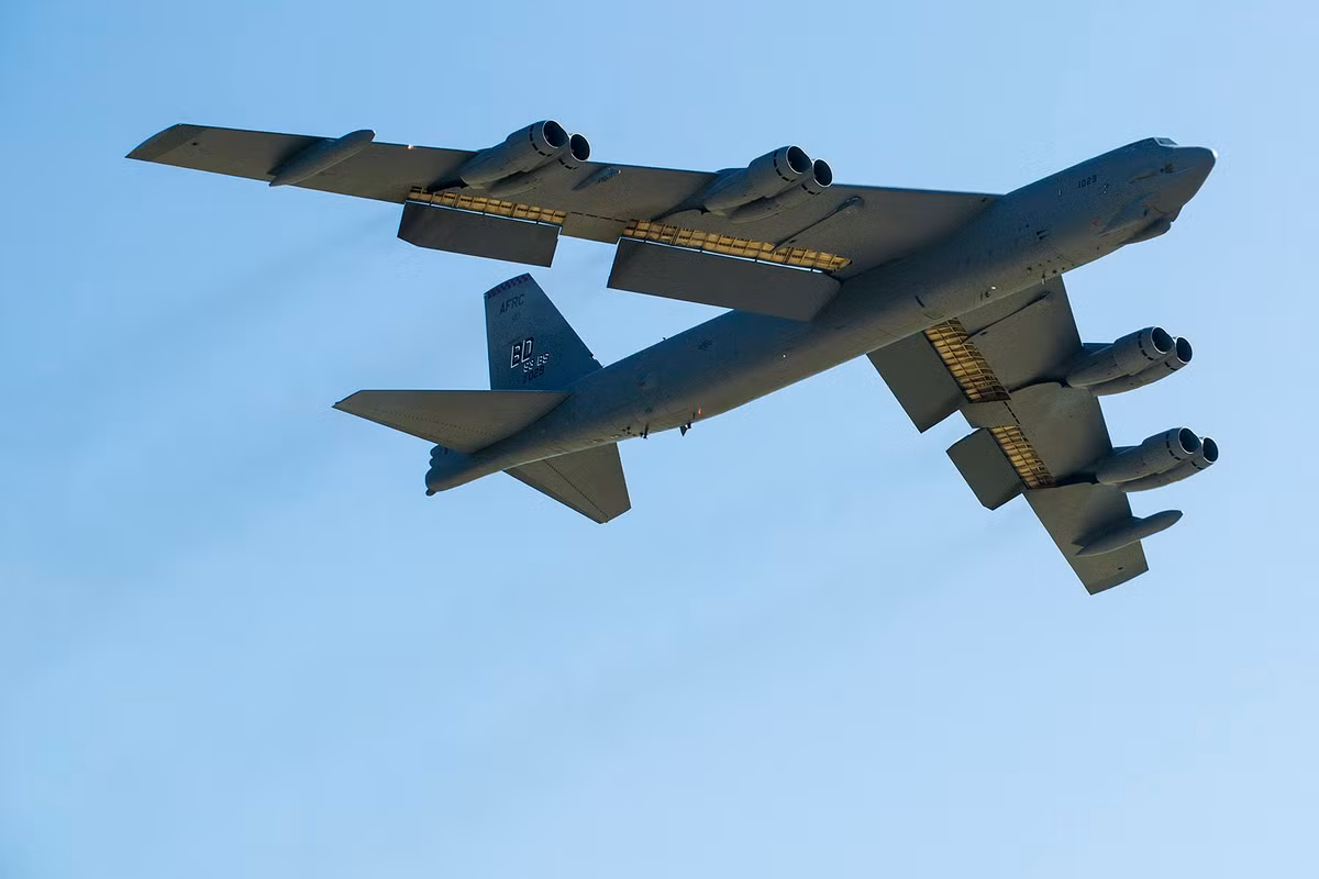 Thậm chí xét về hiệu năng và tính kinh tế, lão tướng B-52 còn trên cơ cả máy bay ném bom tàng hình B-2 Spirit và B-1B Lancer.