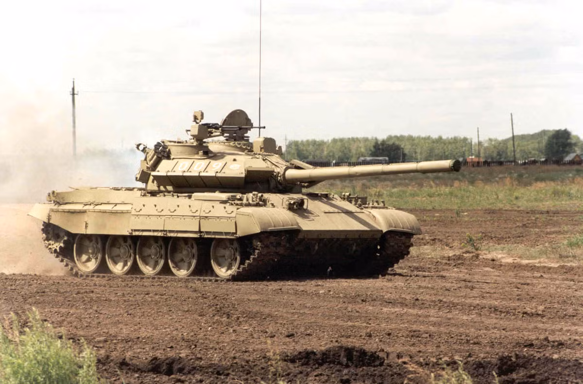 Với giá 2,4 triệu USD, mỗi chiếc xe tăng T-55M6 có thể tương đương với 2 chiếc T-64BM hoặc... 3 chiếc Leopard 2A4 của Đức - hiện đại hơn nhiều và giá cũng mềm hơn nhiều. Nguồn ảnh: Rost.