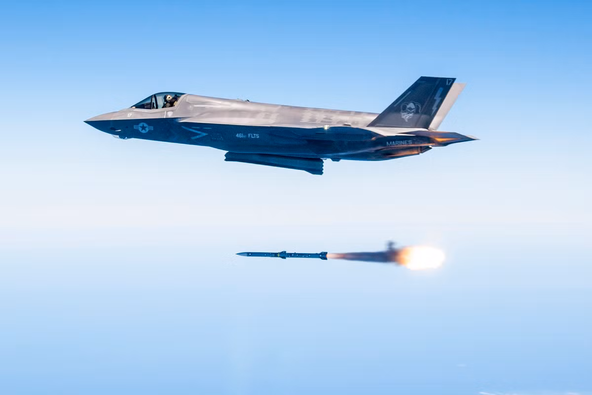 F-35 trong trường hợp này biến thành máy bay ném bom và tấn công. Nó có thể được nhìn thấy rõ ràng trên các radar, vì lượng đạn như vậy không thể được giấu trong khoang bên trong.