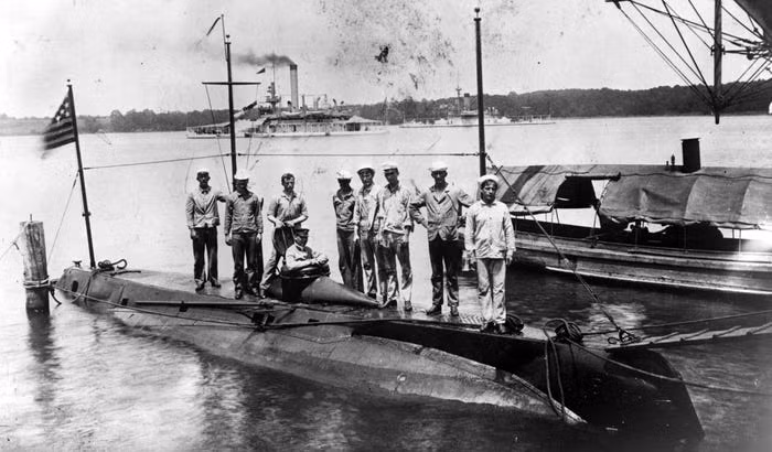 Năm 1990, USS Holland là tàu ngầm đầu tiên được Hải quân Mỹ nhập vào biên chế lực lượng này. Nguồn ảnh: BI.