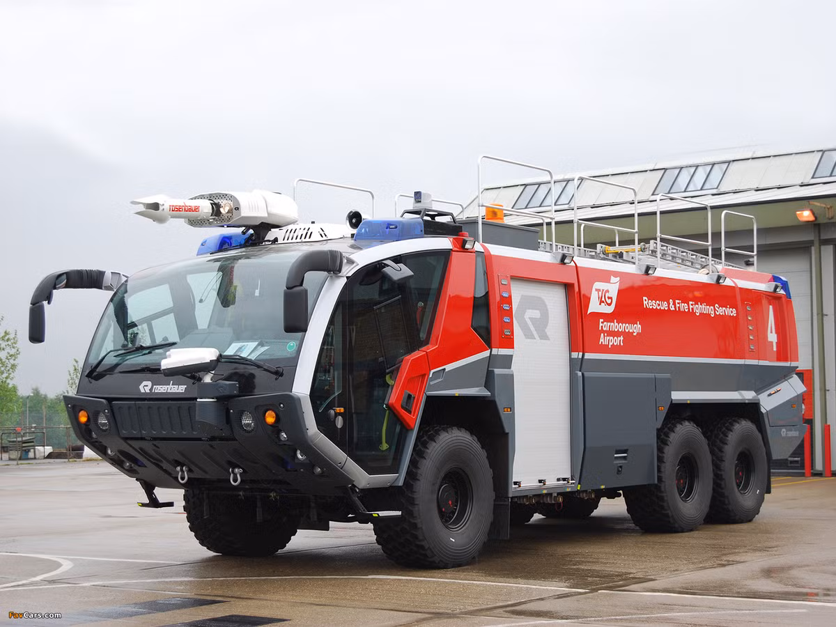 Xe cứu hoả Panther được thiết kế với nhiều phiên bản, bao gồm 4x4, 6x6 và 8x8. Trong đó phiên bản 6x6 là phiên bản được Việt Nam sử dụng và cũng là phiên bản phổ biến nhất, có trọng lượng 36 tấn. Nguồn ảnh: Rosenbauer.