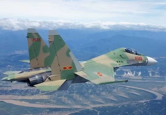 Ngược lại, màu cỏ úa đã được chúng ta sử dụng trên những chiến đấu cơ Su-30MK2 từ lâu. Đây là màu sắc được coi là có khả năng ngụy trang tốt ở mọi điều kiện thời tiết, ánh sáng khác nhau. Nguồn ảnh: TL.