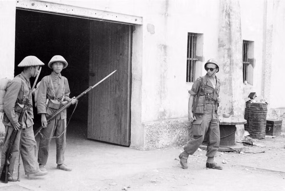 Chiều ngày 9/10/1954, quân đội ta từ nhiều hướng tiến vào nội thành Hà Nội, chia làm nhiều cánh quân tiến qua các cửa ô chính rồi toả ra các khu. Nguồn ảnh: TL.