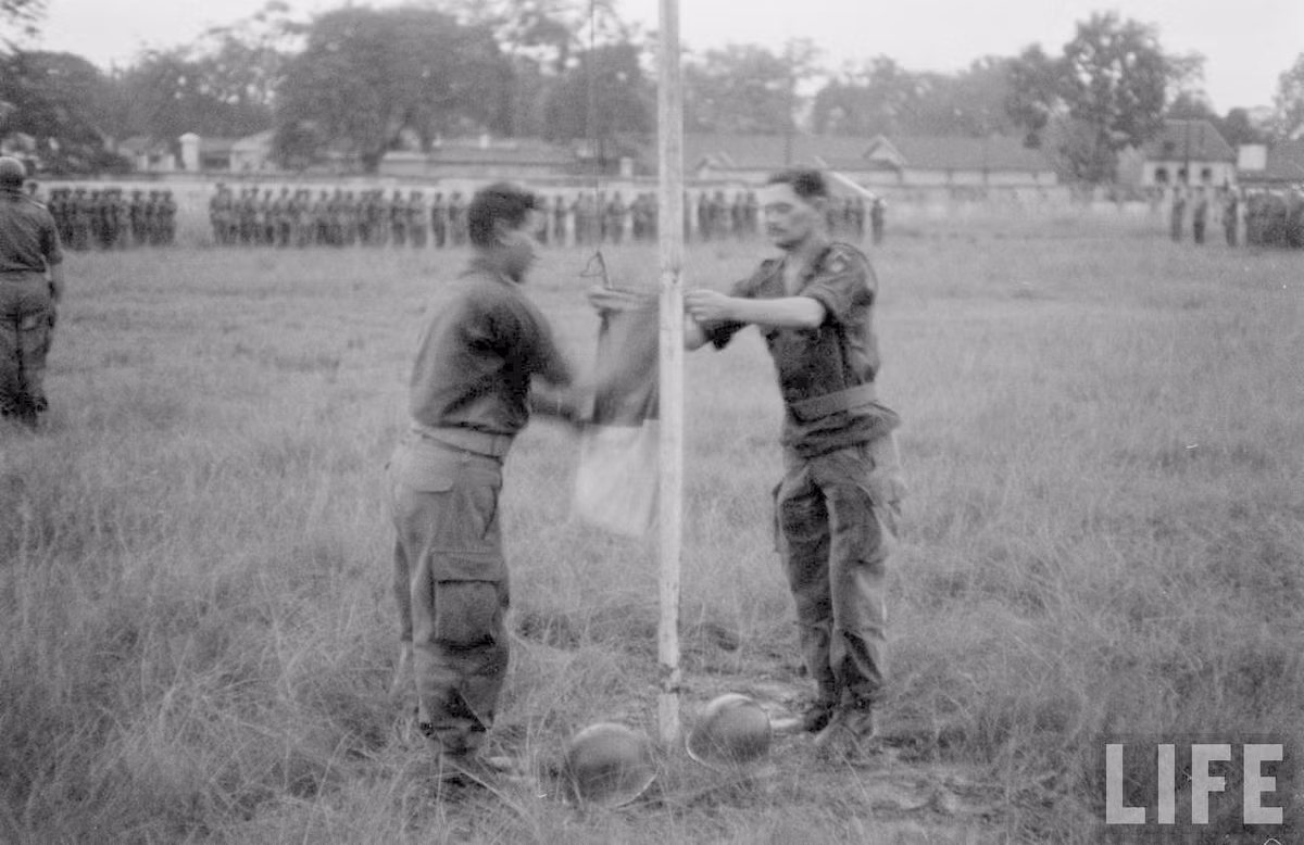 Từ ngày 6/10/1954, Pháp bắt đầu rút lui khỏi Văn Điển. Đây cũng là khu vực đầu tiên ở ngoại thành được Việt Nam Dân chủ Cộng hoà tiếp quản. Nguồn ảnh: Life.