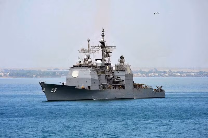 Ngoài USS Hue City (CG-66), Hải quân Mỹ cũng từng đặt tên "Khe Sanh" và "Da Nang" cho tàu đổ bộ tấn công lớp Tarawa được đóng năm 1976. Tuy nhiên, chiếc này khi đưa vào biên chế lại được chuyển thành tên là Peleliu. Do đó, CG-66 trở thành chiếc tàu chiến duy nhất của Hải quân Mỹ mang tên một thành phố của Việt Nam. Nguồn ảnh: Navaltoday.