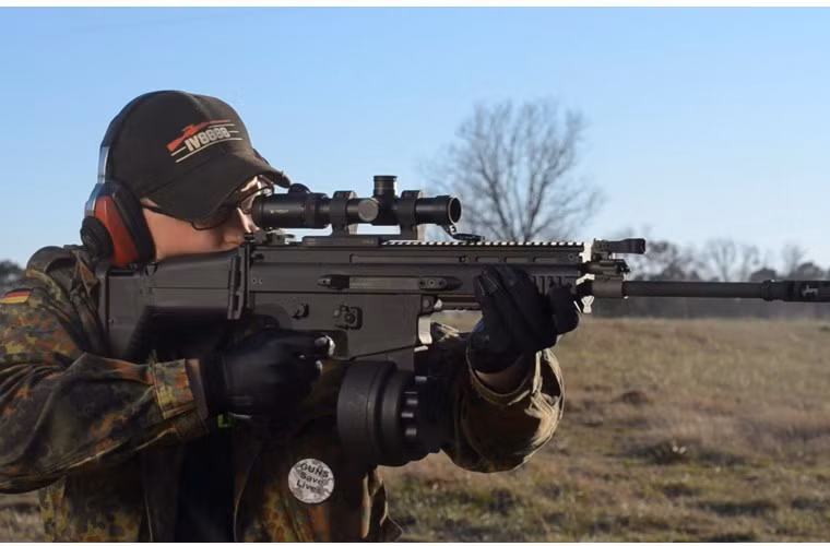 Phiên bản FN SCAR-L, dài 850mm, 620mm với báng gập, nòng súng dài 355mm tiêu chuẩn S, 254mm cho biến thể CQC, 457mm biến thể LB