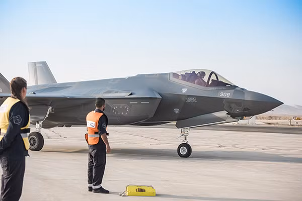 Mặc dù để có thể can thiệp vào phần mềm của F-35, các quốc gia khác sẽ cần phải yêu cầu sự cho phép của Lockheed Martin để được tiếp cận với mã nguồn của chiến đấu cơ này. Tuy nhiên ngoài Israel, các quốc gia khác chỉ được tiếp cận rất hạn chế với mã nguồn này. Nguồn ảnh: Pinterest.