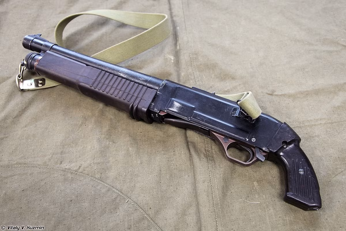 Mặc dù được gọi là súng shotgun nhưng khẩu KS-23 lại có cỡ nòng to như nòng pháo. Bản thân nòng súng của khẩu shotgun này cũng là nòng pháo phòng không 23mm được cưa ngắn lại để giảm thiểu giá thành sản xuất. Nguồn ảnh: Pinterest.