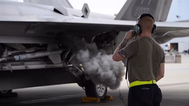Đánh giá trên được đưa ra khi Mỹ có tổng cộng 187 chiếc tiêm kích F-22 Raptor. Lầu Năm Góc hiện không có ý định sản xuất thêm, tuy nhiên, đã quyết định nâng cấp các máy bay chiến đấu thế hệ thứ 5 này. Quyết định nâng cấp được công bố cho biết, Không quân Mỹ sẽ chi 6,9 tỷ USD để hiện đại hóa các máy bay F-22 Raptor. Hợp đồng được trao cho công ty Lockheed Martin.