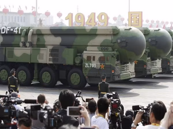 Giới phân tích nhận xét rằng với kích thước của tên lửa DF-41 và kinh nghiệm thiết kế tên lửa của Trung Quốc, Đông Phong 41 hoàn toàn có thể đạt tầm bắn vượt loại tên lửa LGM-30 Minuteman của Mỹ và trở thành tên lửa có tầm bắn xa nhất thế giới. Nguồn ảnh: QQ.